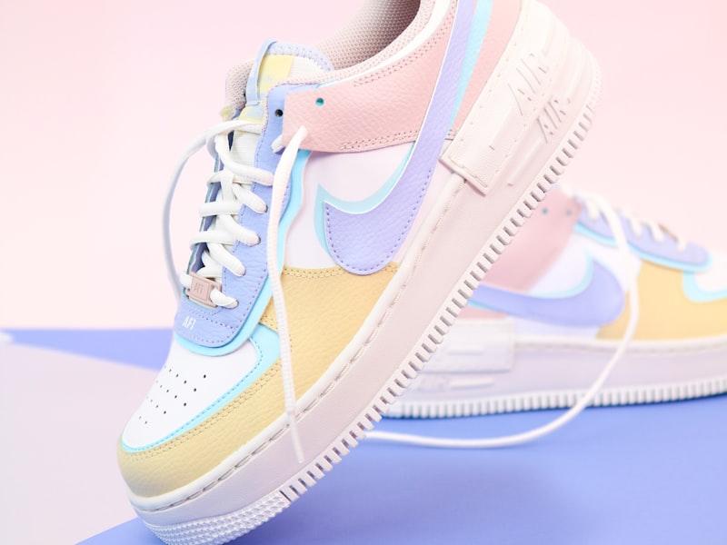 潮流涂鸦风格篮球特写，背景为街头艺术墙