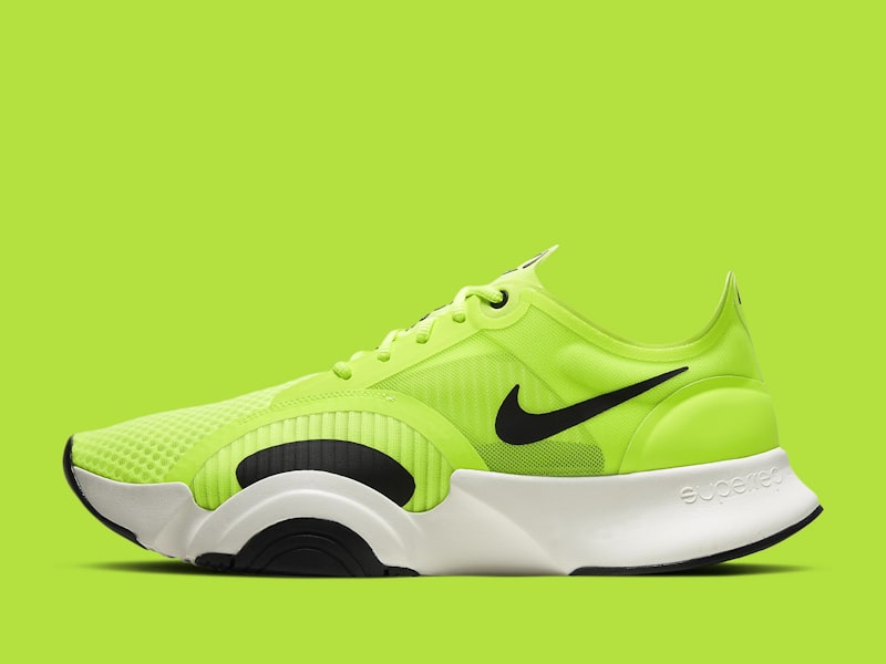 荧光绿色跑鞋在跑步机上的动态展示